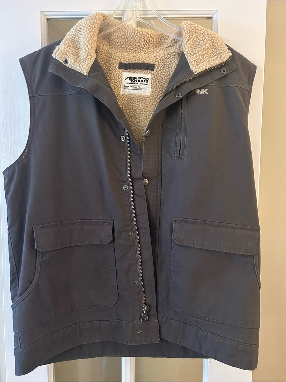 Men’s Mountain Khakis Vest sz. L. Very Good condition.